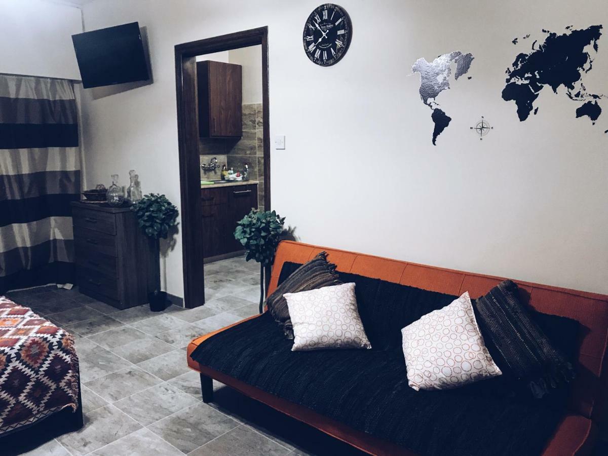 Studio In Heart Of Лимасол Екстериор снимка
